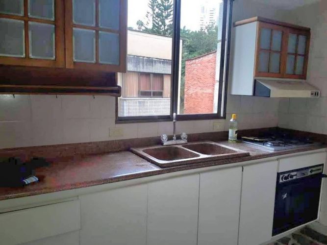 Apartamento de 3 alcobas en arriendo en El Castillo, Medellín, 140 m² · foto 2 de 12