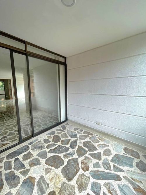 Apartamento de 3 alcobas en arriendo en El Castillo, Medellín, 140 m² · foto 8 de 12