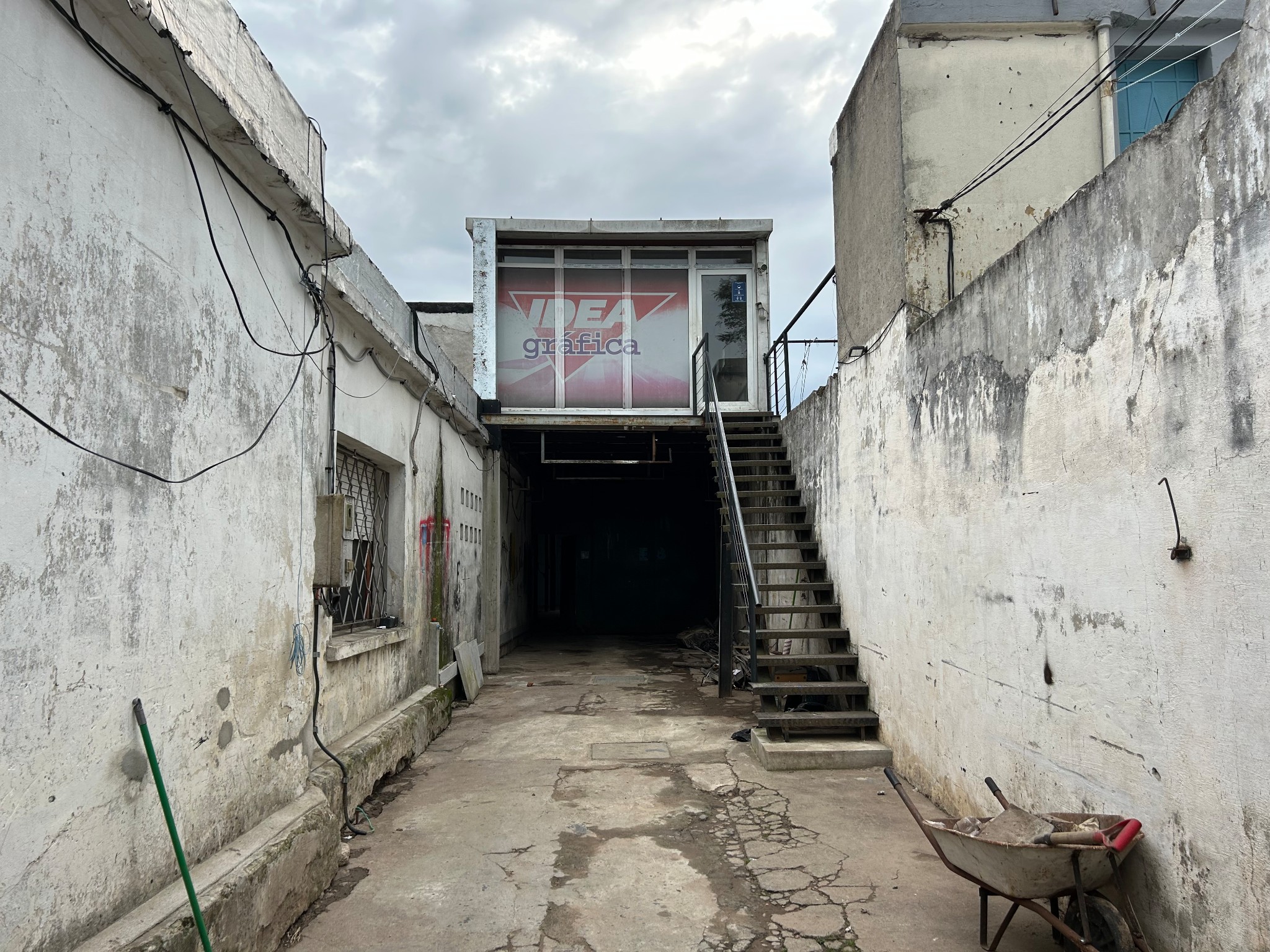 Galpón con entrada camión y oficinas Yaguarí y Cufré Jacinto Vera