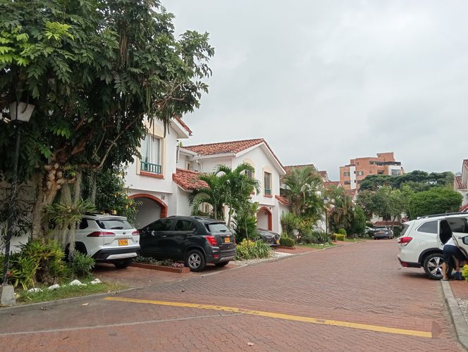 Casa de 3 alcobas en venta en Ciudad Jardin, Cali, 195 m² · foto 2 de 24