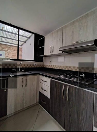 Oficina en arriendo en Los Colores, Medellín, 132 m² · foto 2 de 11