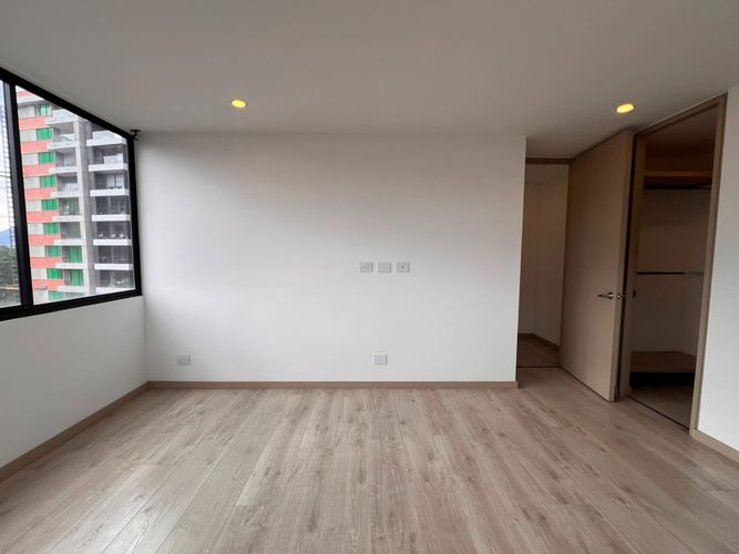 Apartamento de 2 alcobas en arriendo en El Poblado, Medellín, 79 m² · foto 4 de 12