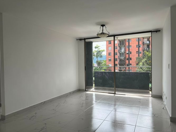 Apartamento de 3 alcobas en arriendo en Conjunto Residencial Isla Fuerta, Envigado, 79 m² · foto 3 de 19