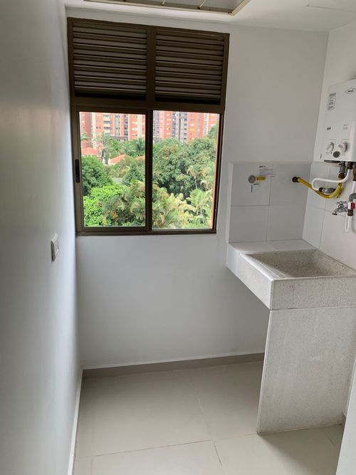 Apartamento de 3 alcobas en venta en Loma De San Jose, Sabaneta, 65 m² · foto 3 de 23
