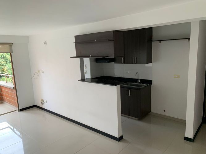 Apartamento de 3 alcobas en venta en Loma De San Jose, Sabaneta, 65 m² · foto 4 de 23