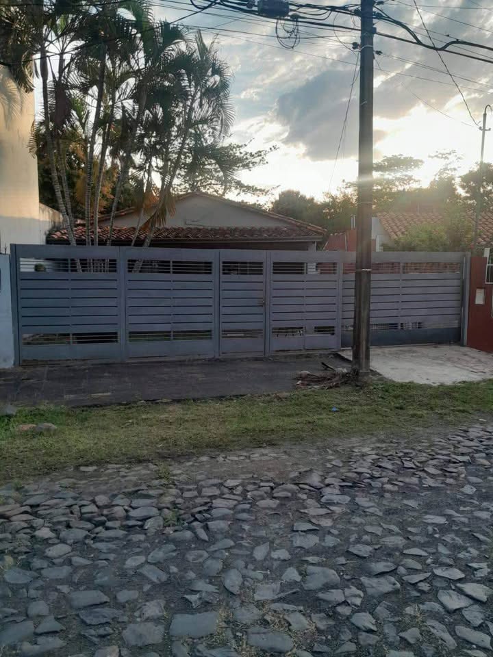 ¡VENDO AMPLIO TERRENO CON CASA  EN ASUNCION ZONA ASUNCION GOLF CLUB! — foto 3