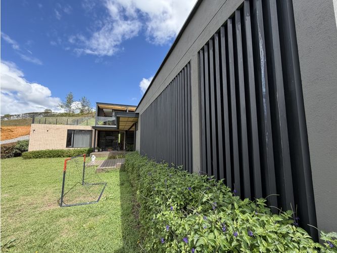 Casa de 4 alcobas en venta en Guamito, La Ceja, 455 m² · foto 2 de 24