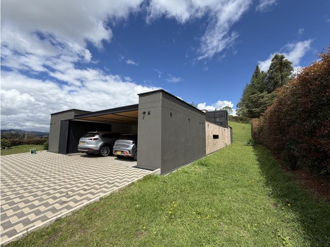 Casa de 4 alcobas en venta en Guamito, La Ceja, 455 m² · foto 3 de 24