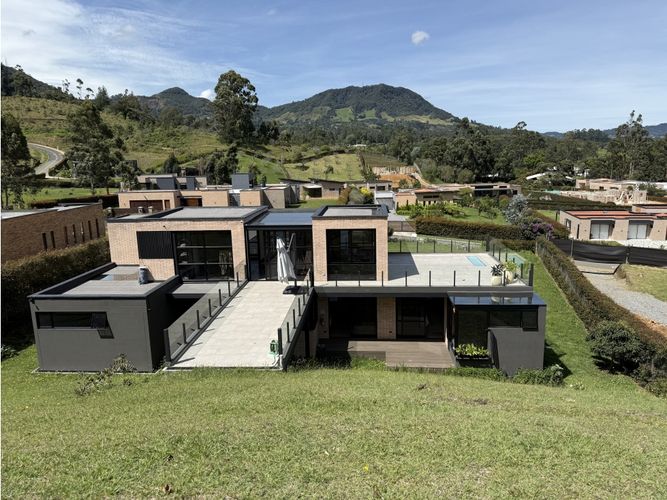 Casa de 4 alcobas en venta en Guamito, La Ceja, 455 m² · foto 4 de 24