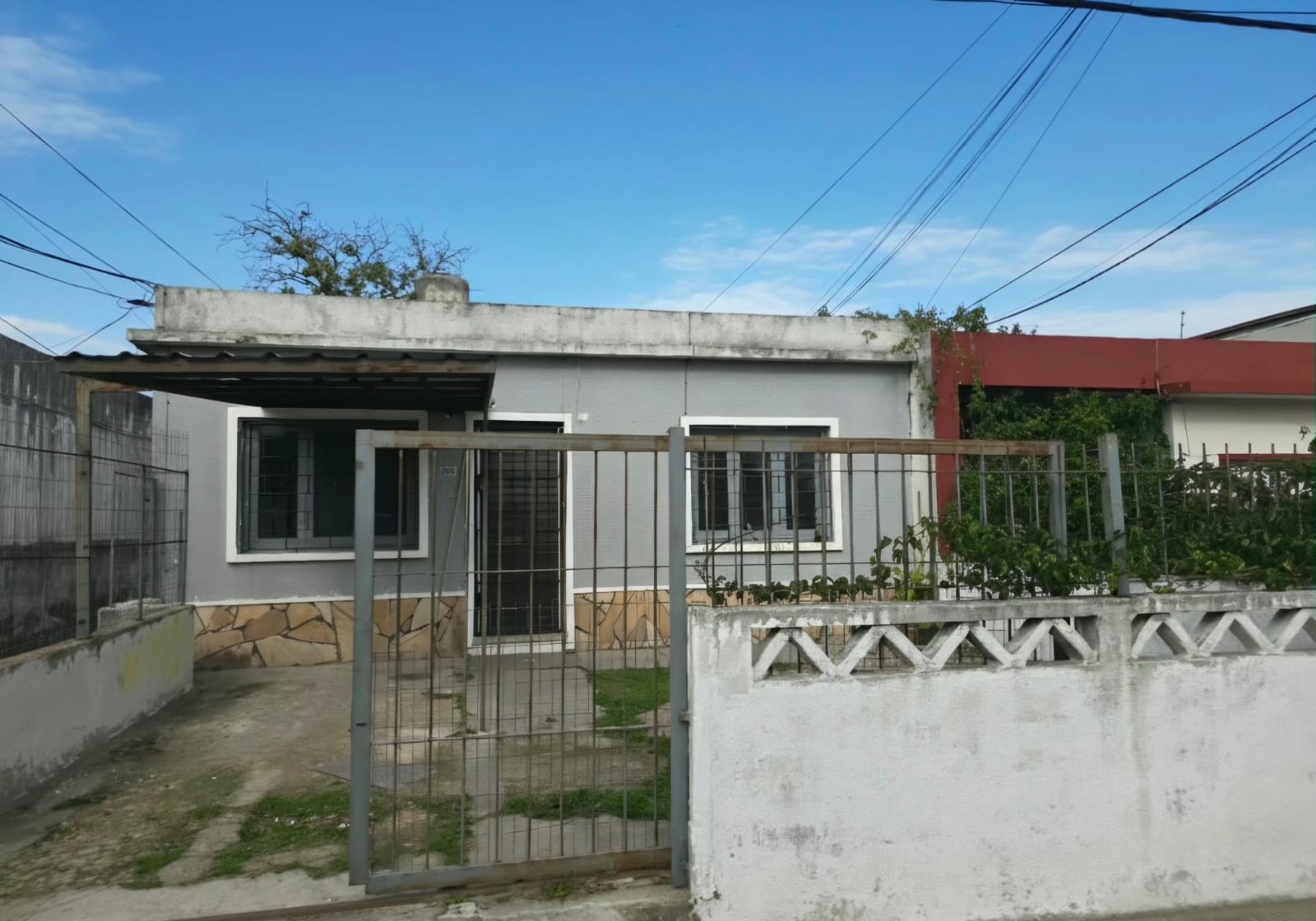 Alquiler casa dos dormitorios, cochera techada, fondo con deposito.