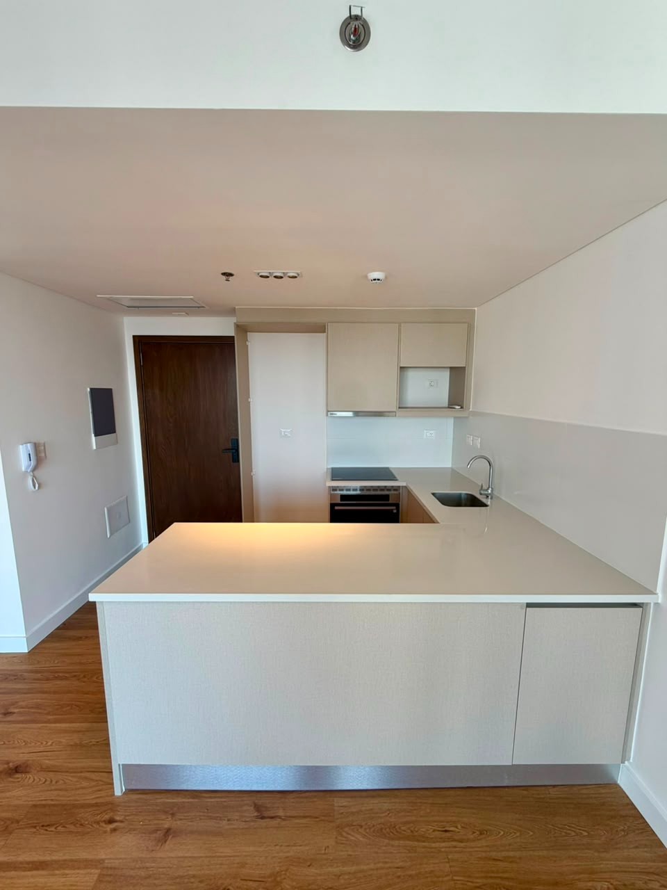 En alquiler departamento a estrenar en Villa Morra — foto 3