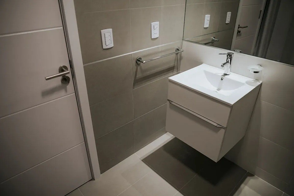 ALQUILER EN EL CENTRO, EDIFICIO MODERNO,  1 DORMITORIO, PISO ALTO, AL FRENTE · Foto 6