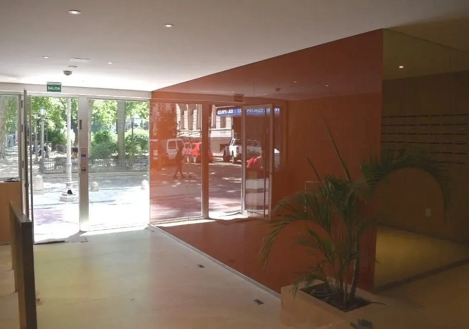 ALQUILER EN EL CENTRO, EDIFICIO MODERNO,  1 DORMITORIO, PISO ALTO, AL FRENTE · Foto 4
