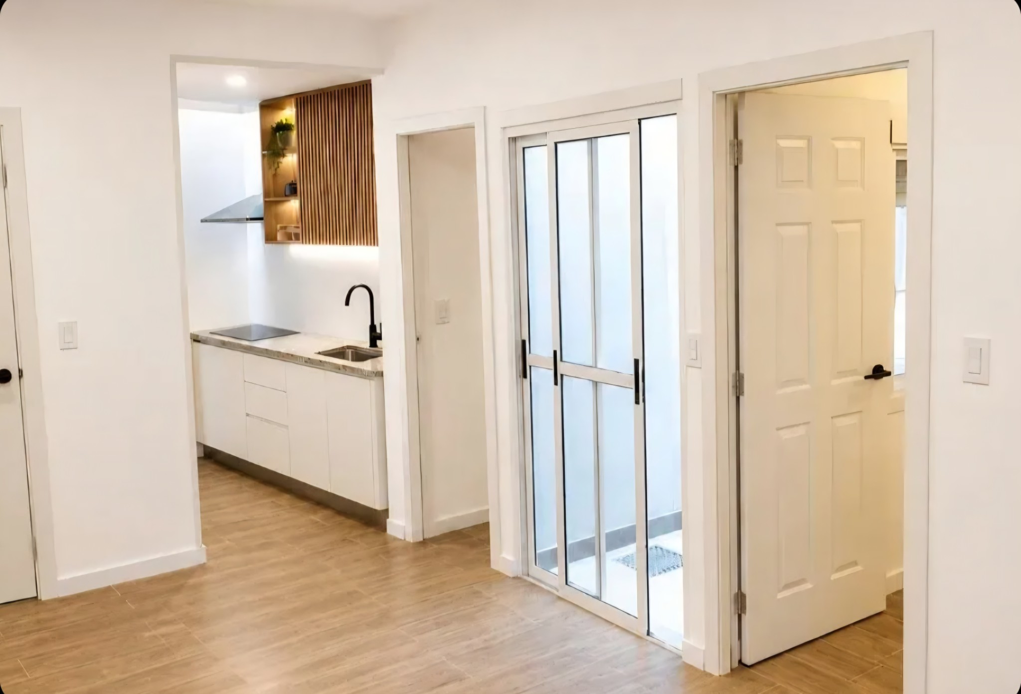 Exquisito apartamento interior en alquiler, completamente renovado, con 2 dormitorios y azotea de uso exclusivo, estratégicamente ubicado cerca de Tres Cruces.