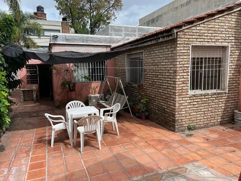 ALQUILER PH LATERAL, 2 DORMITORIOS Y 2 BAÑOS, PATIO CON PARRILLERO COMPARTIDO, SIN GASTOS COMUNES