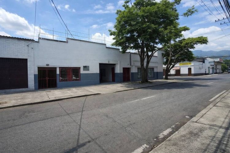 Bodega en venta en El Piloto, Cali, 300 m² · foto 2 de 10