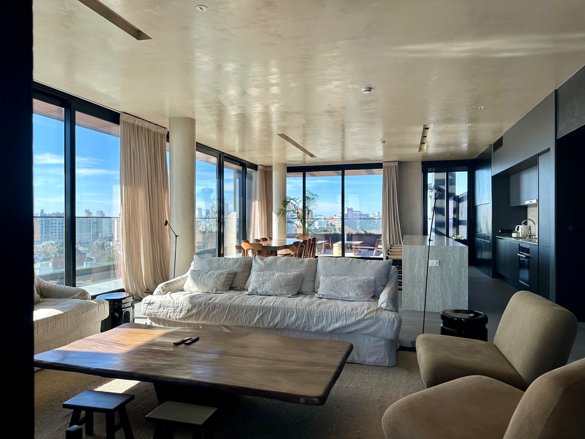 Exclusivo departamento a estrenar, completamente amueblado y equipado, un dormitorio, garaje y acceso a amenities y servicios premium.