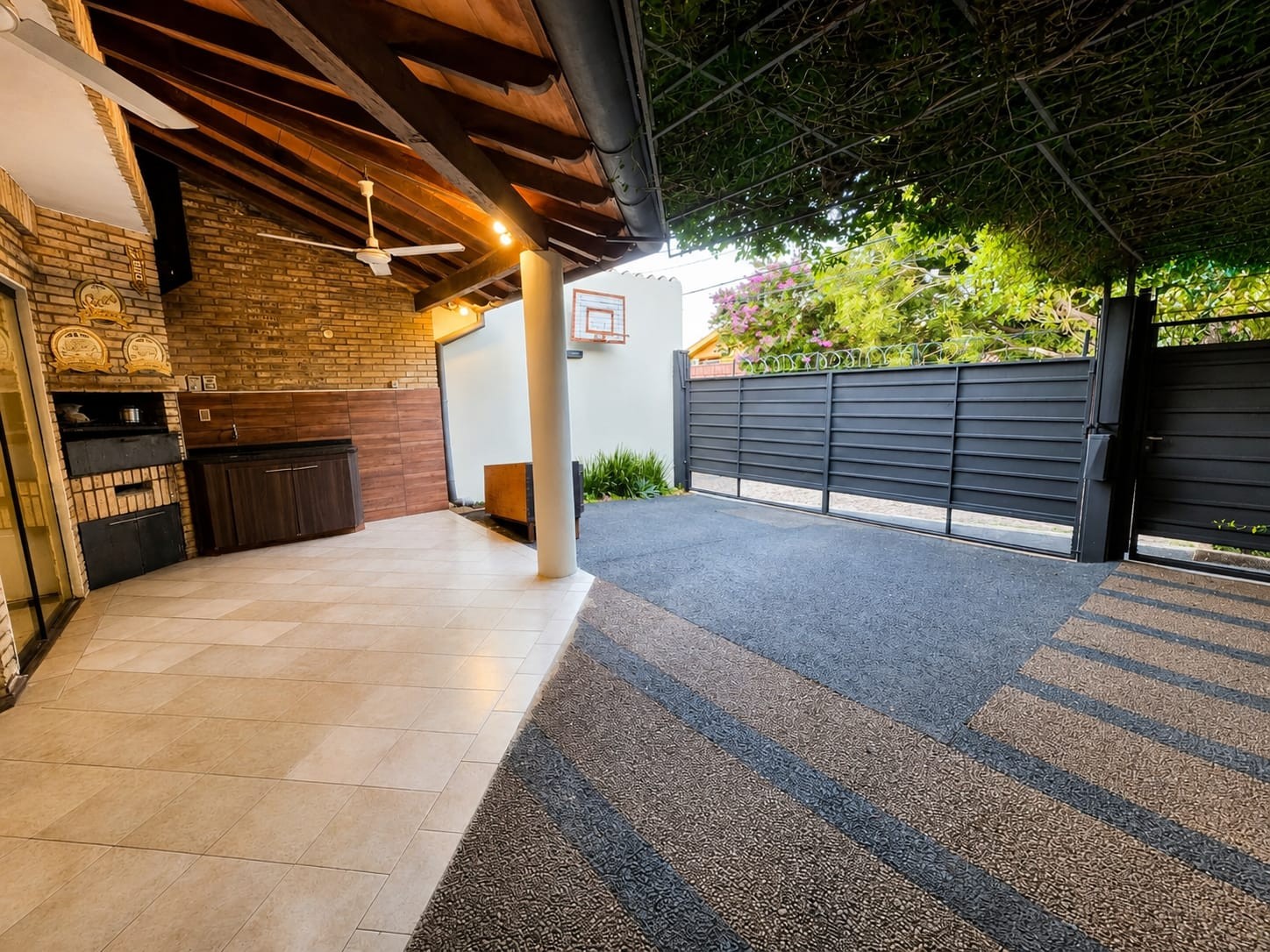 EN VENTA - DUPLEX DE 3 DORMITORIOS EN BARRIO MBURUCUYA — foto 2