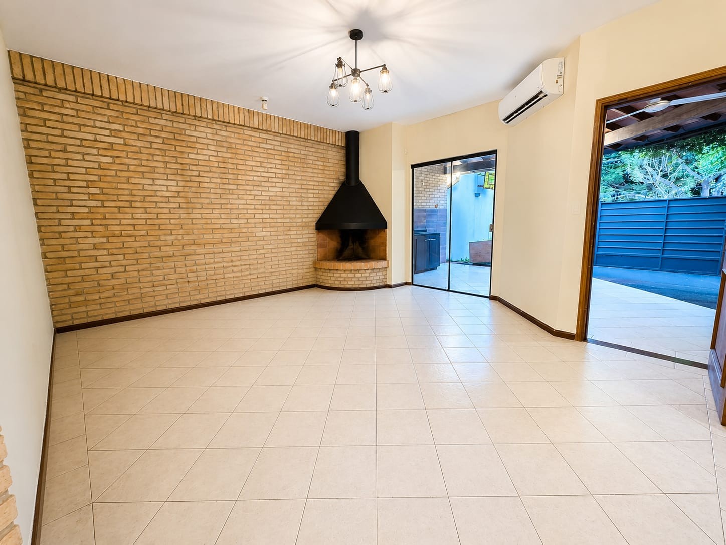 EN VENTA - DUPLEX DE 3 DORMITORIOS EN BARRIO MBURUCUYA — foto 3