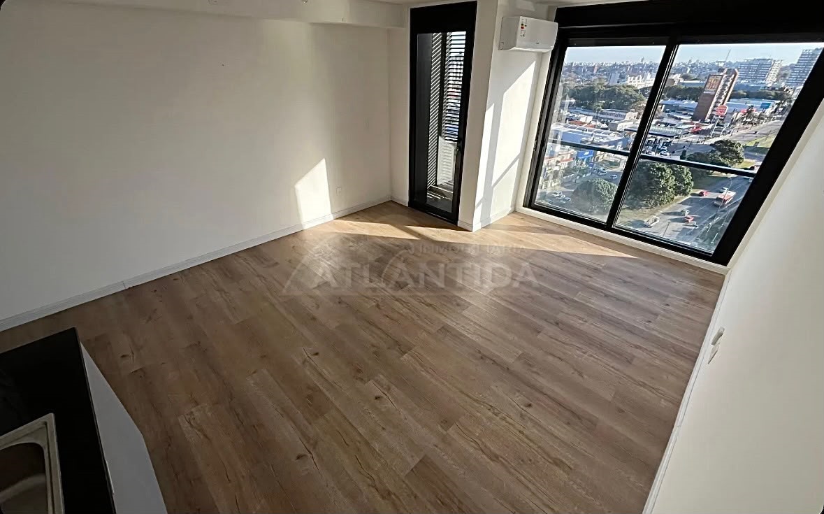 Alquiler Monoambiente En Piso 15, Contrafrente. Av. Italia, Malvín. Inm Atlántida