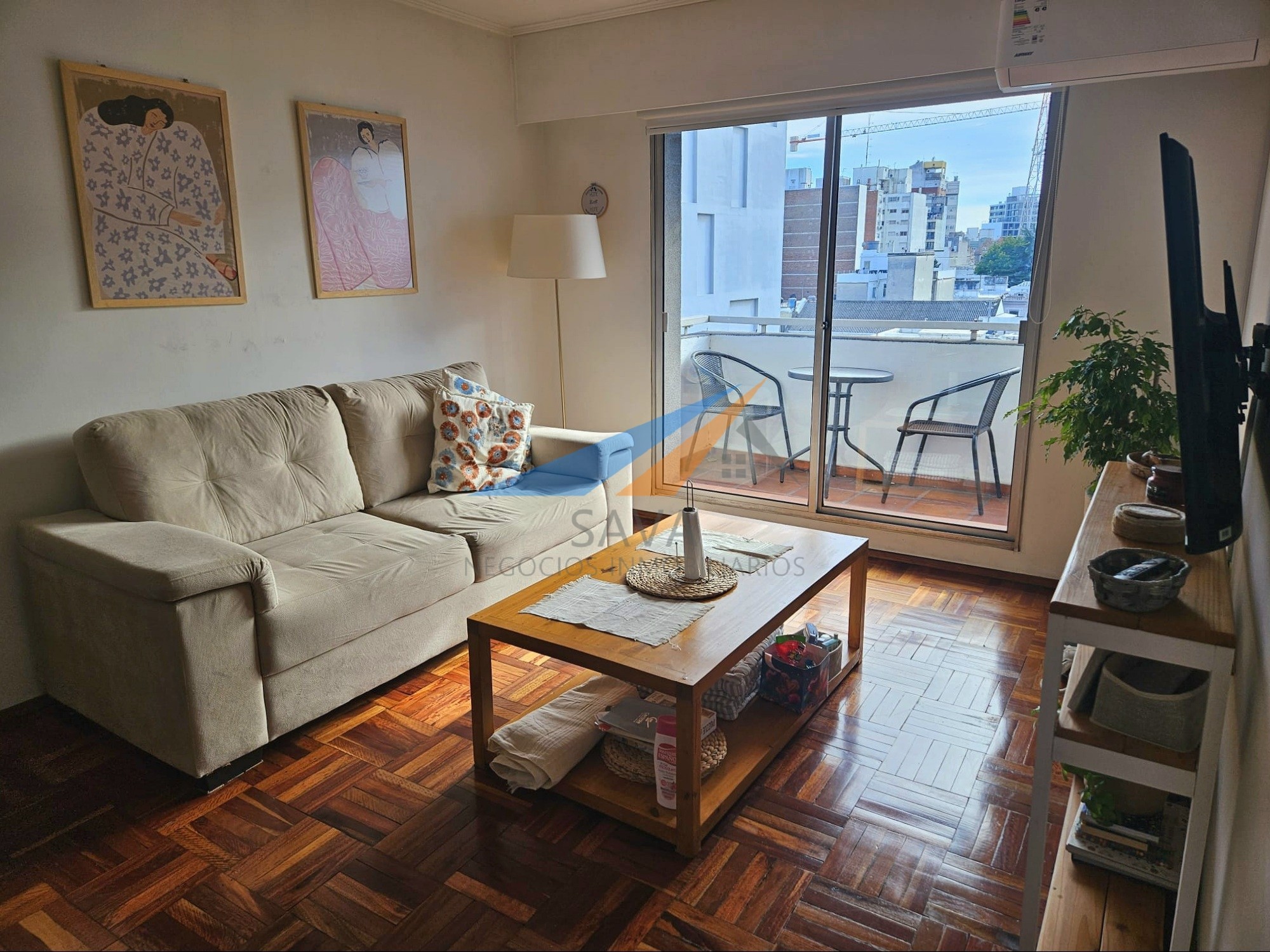 Alquiler Apartamento 2 Dormitorios en Tres Cruces! Piso Alto. Balcón al Frente!