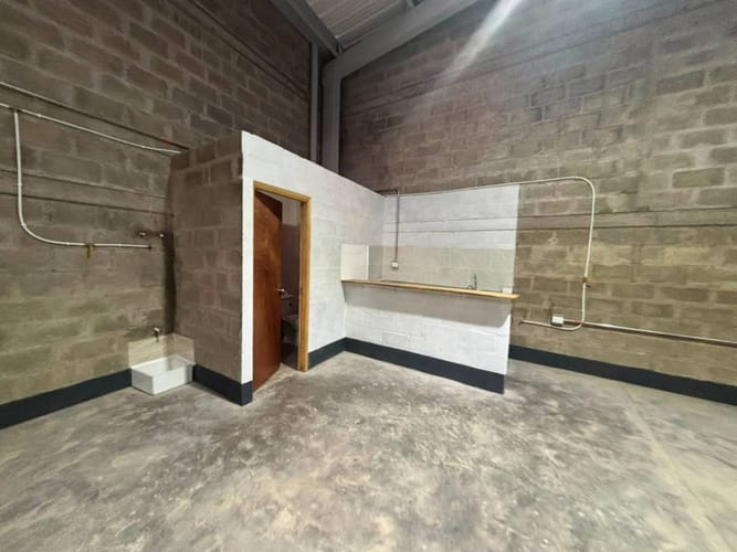 Bodega en arriendo en Calle Larga, La Estrella, 180 m² · foto 2 de 5