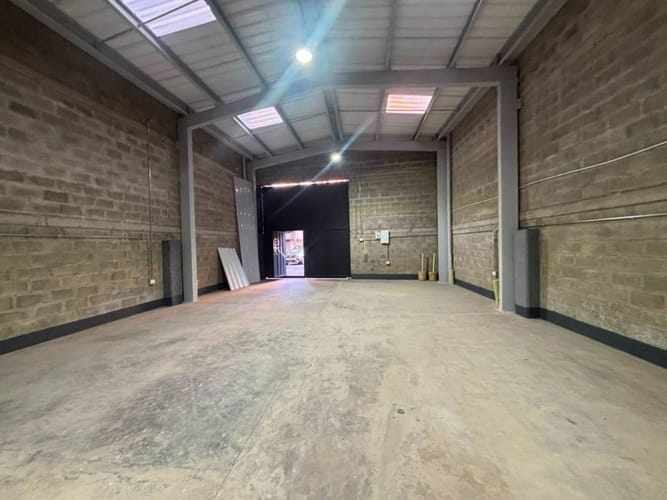 Bodega en arriendo en Calle Larga, La Estrella, 180 m² · foto 3 de 5