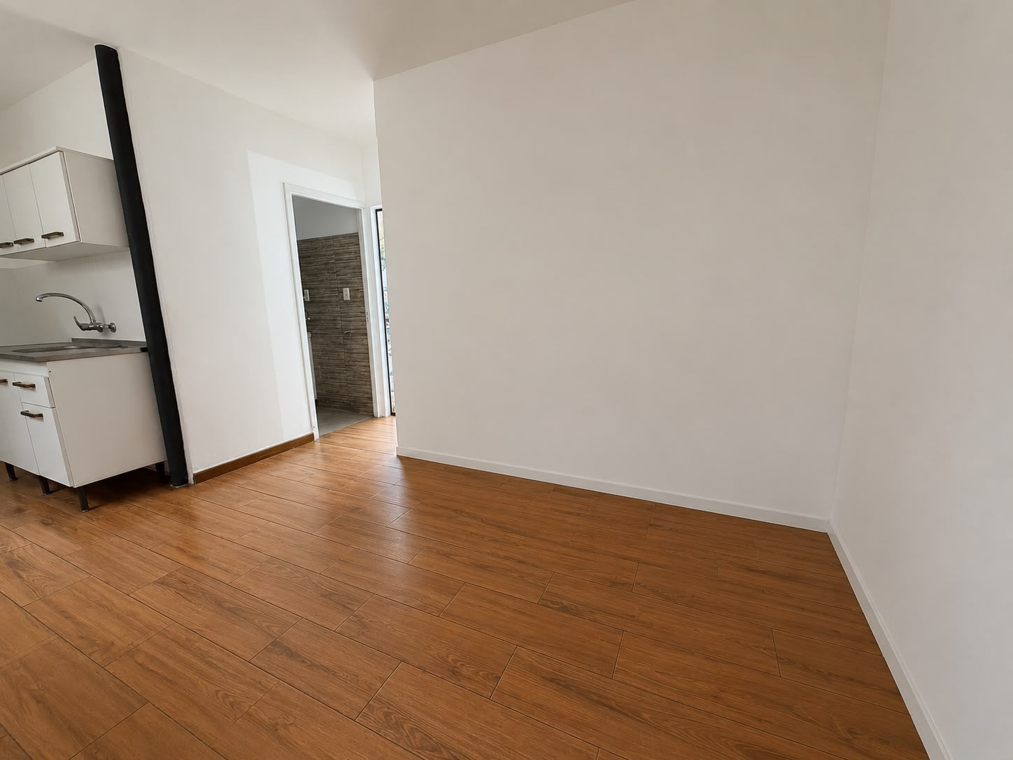 Alquiler Apartamento tipo casa, Av.Gral. Garzón y Timote. Planta baja, 2 dormitorios y patio.