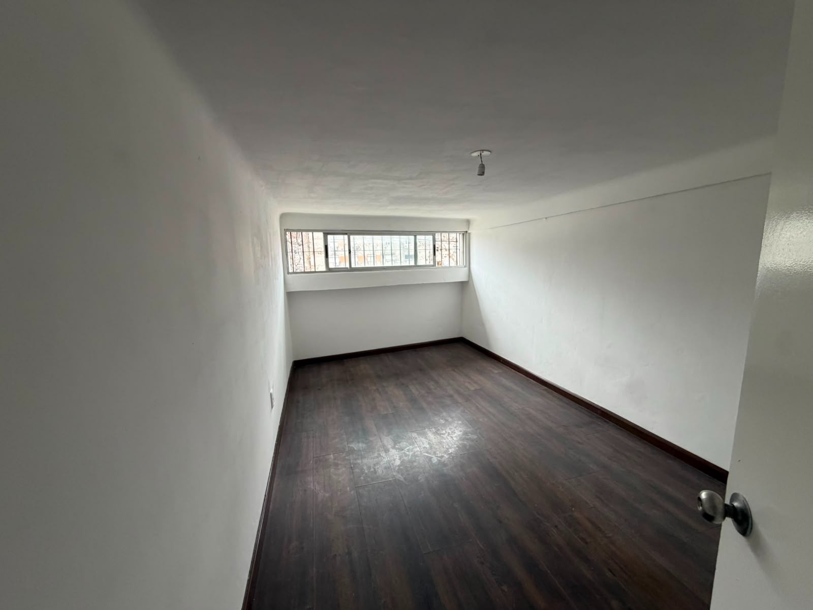 Alquiler Apartamento Tipo Casa, Av.gral. Garzón Y Timote. 2 Dormitorios Con Cochera.