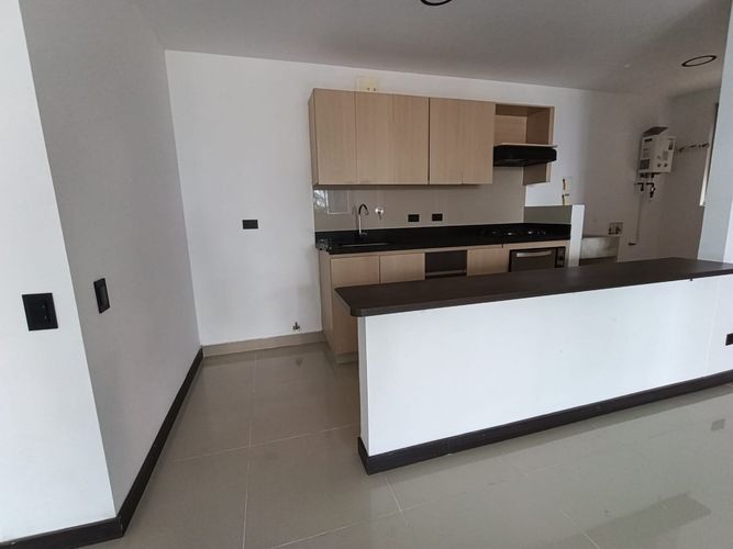 Apartamento de 3 alcobas en arriendo en Loma Del Escobero, Envigado, 104 m² · foto 3 de 16