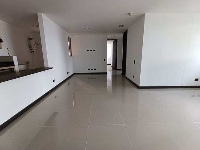Apartamento de 3 alcobas en arriendo en Loma Del Escobero, Envigado, 104 m² · foto 4 de 16