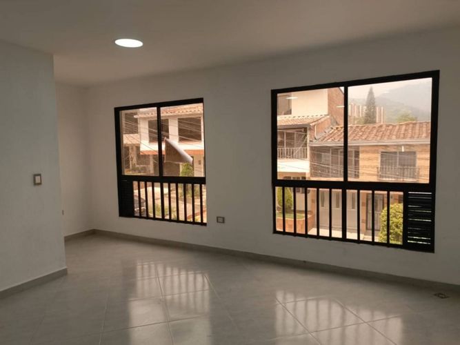 Apartamento de 3 alcobas en arriendo en Loma De Los Bernal, Medellín, 78 m² · foto 3 de 16