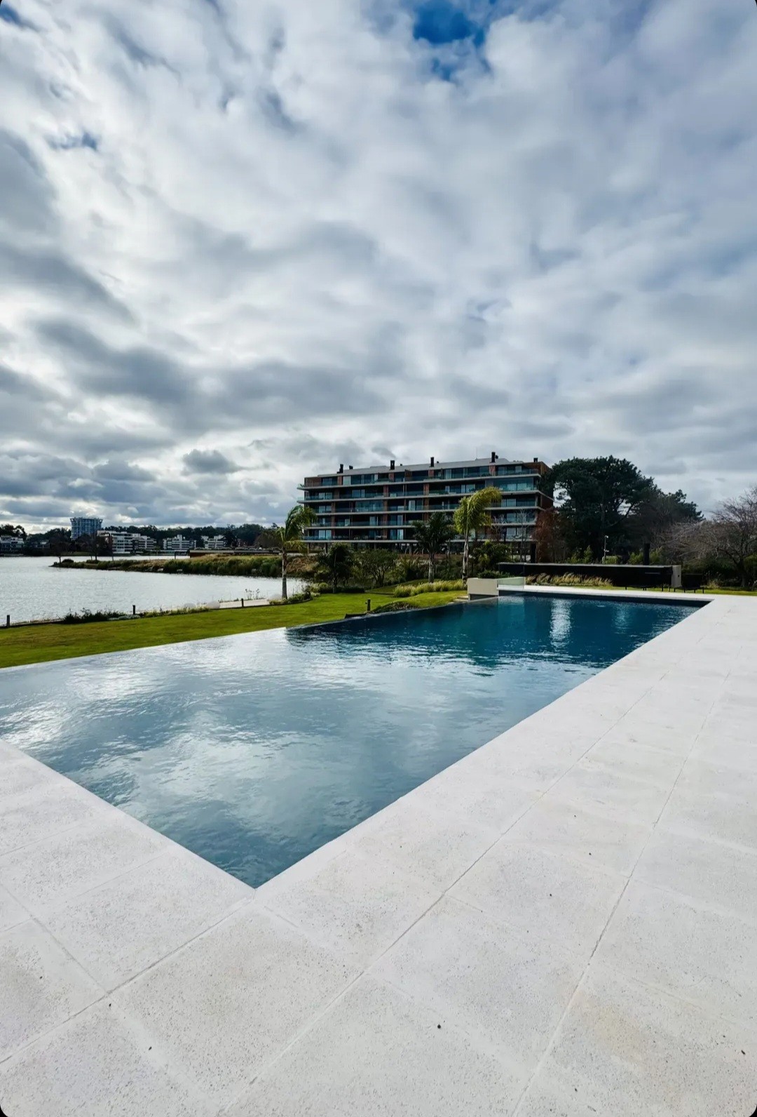 Exclusivo monoambiente premium de 44 m2 en alquiler, ubicado en el prestigioso Complejo LAWA, con vistas espectaculares al lago La Caleta en Barra de Carrasco y acceso a amenities 5 estrellas. · Foto 2