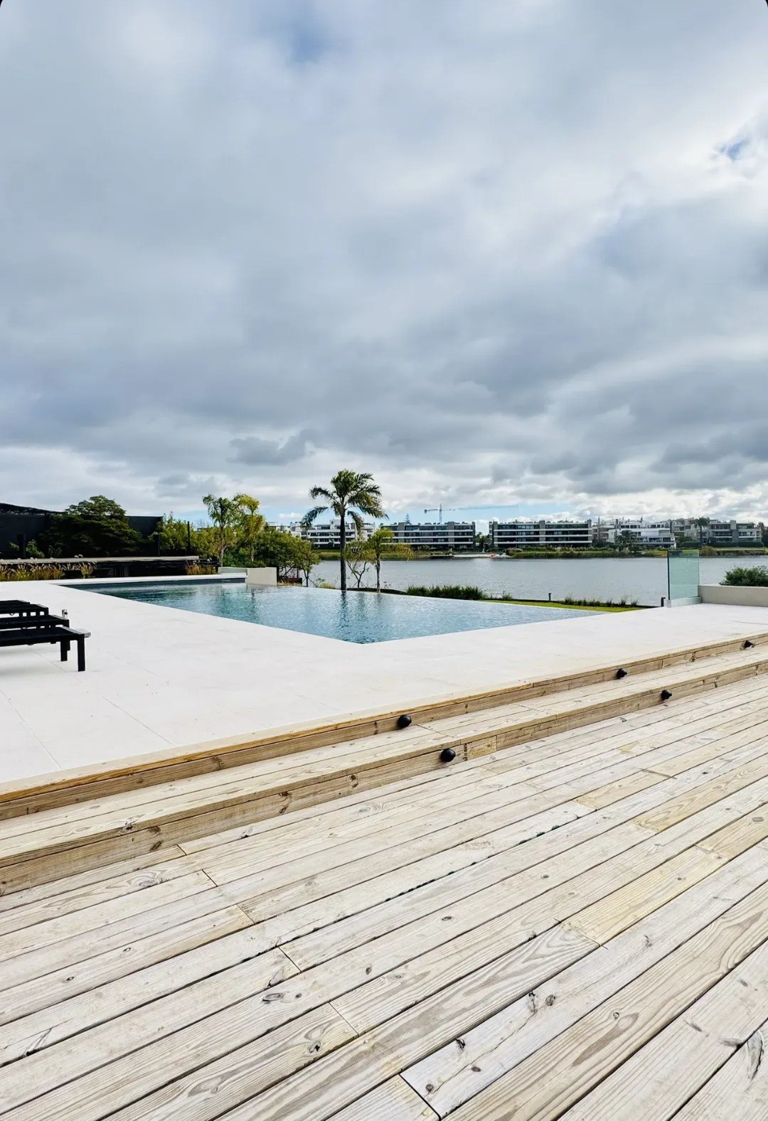 Exclusivo monoambiente premium de 44 m2 en alquiler, ubicado en el prestigioso Complejo LAWA, con vistas espectaculares al lago La Caleta en Barra de Carrasco y acceso a amenities 5 estrellas.