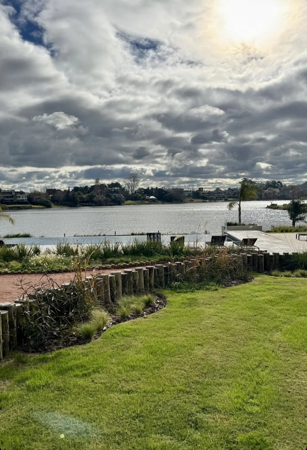 Exclusivo monoambiente premium de 44 m2 en alquiler, ubicado en el prestigioso Complejo LAWA, con vistas espectaculares al lago La Caleta en Barra de Carrasco y acceso a amenities 5 estrellas. · Foto 3