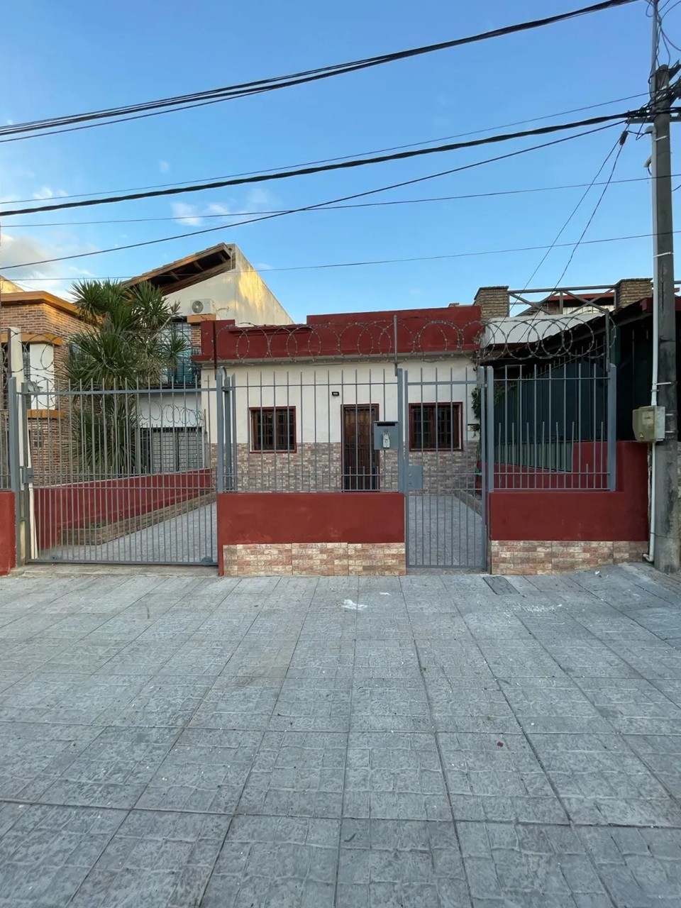 ALQUILER CASA EN BUCEO, 2 DORMITORIOS, PLANTA BAJA AL FRENTE, COCHERA, PATIO Y PARRILERO