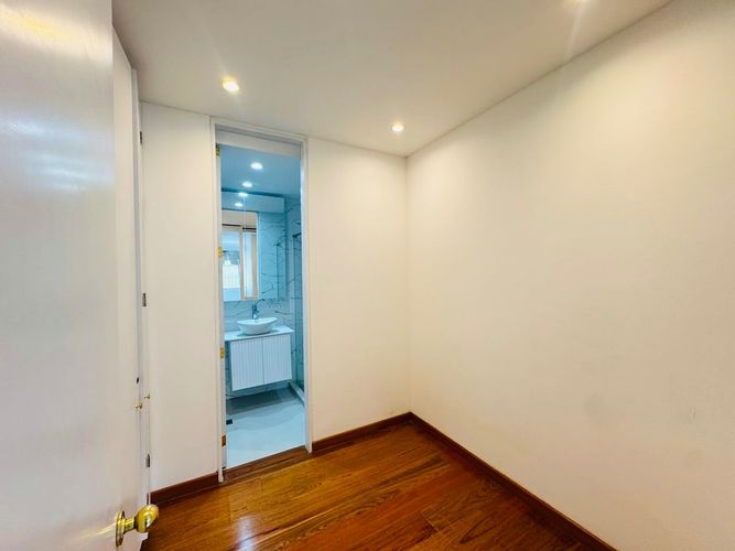 Apartamento de 3 alcobas en venta en Los Rosales, Bogotá, 237 m² · foto 16 de 16