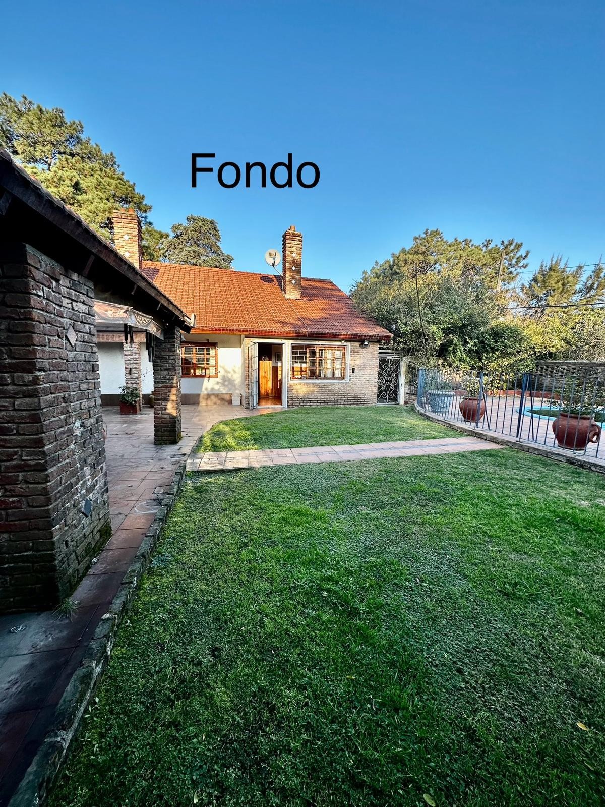 Exclusiva Residencia Familiar en el Corazón de El Pinar: 4 Dormitorios, Piscina Privada y Garaje.