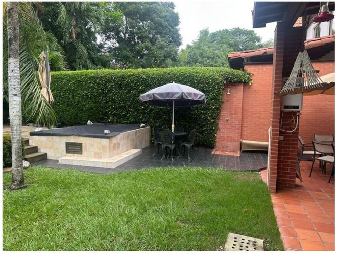Casa de 4 alcobas en venta en Medellín, 300 m² · foto 3 de 24