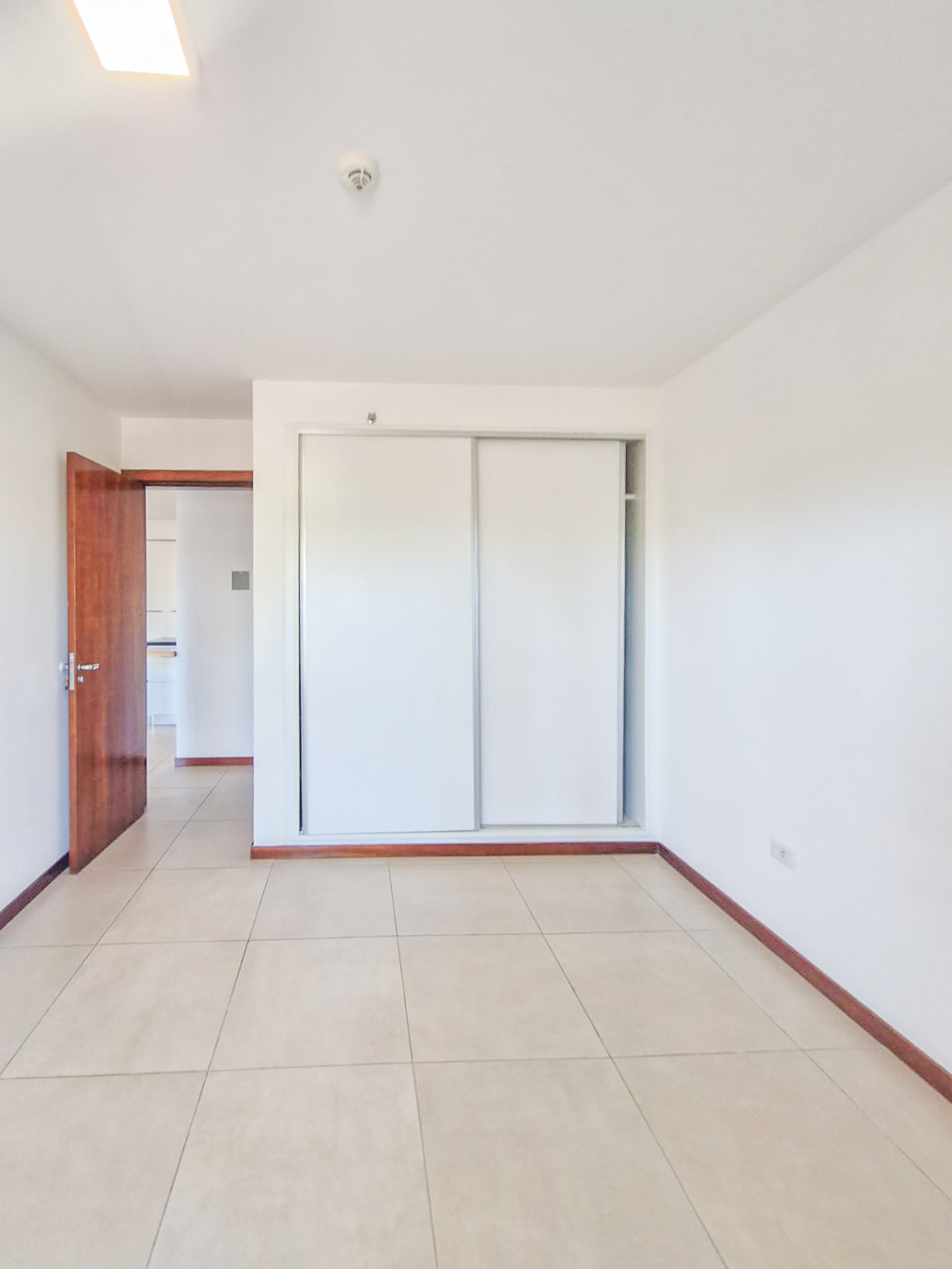 ALQUILO AMPLIO DEPARTAMENTO DE 1 DORMITORIO A CUADRAS DEL SHOPPING DEL SOL — foto 2