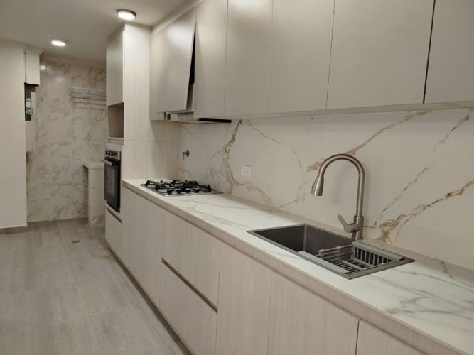 Apartamento de 3 alcobas en arriendo en El Castillo, Medellín, 120 m² · foto 3 de 18