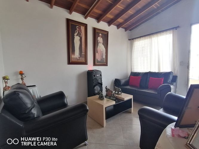 Casa de 3 alcobas en venta en Manrique Central, Medellín, 74 m² · foto 2 de 19