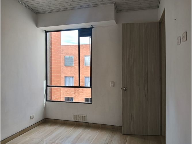 Apartamento de 3 alcobas en venta en Cr. Jazmin, Soacha, 55 m² · foto 16 de 23