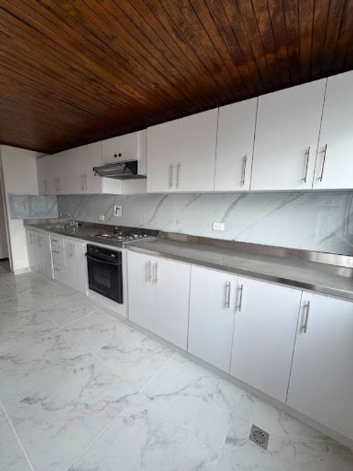 Apartamento de 3 alcobas en arriendo en Loma De Los Bernal, Medellín, 100 m² · foto 2 de 23