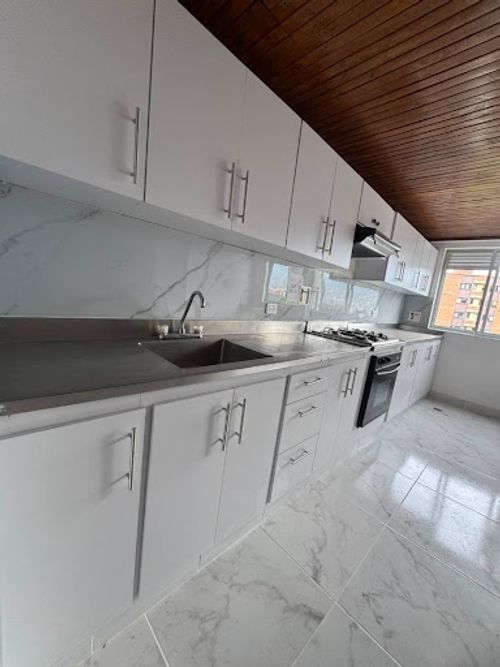 Apartamento de 3 alcobas en arriendo en Loma De Los Bernal, Medellín, 100 m² · foto 3 de 23