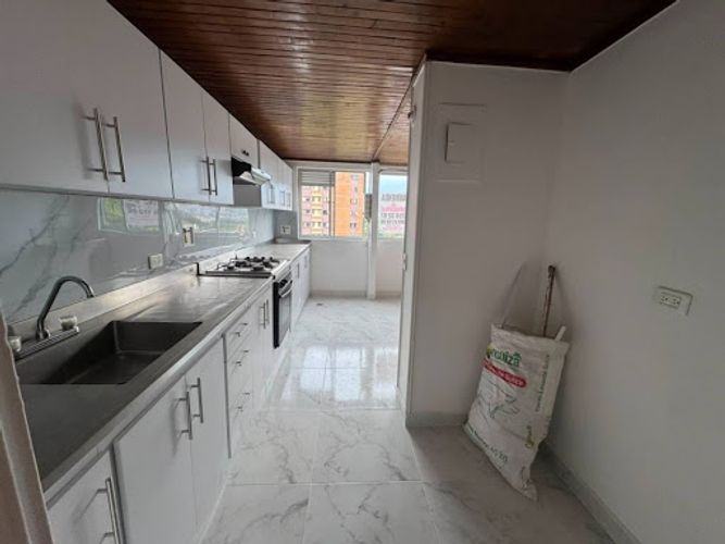 Apartamento de 3 alcobas en arriendo en Loma De Los Bernal, Medellín, 100 m² · foto 5 de 23