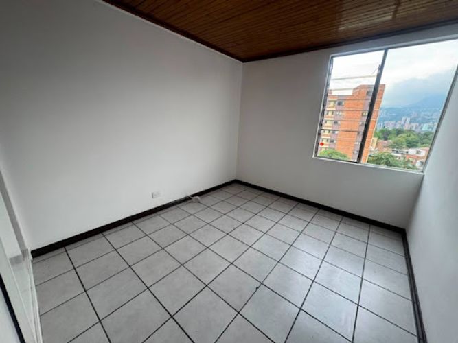 Apartamento de 3 alcobas en arriendo en Loma De Los Bernal, Medellín, 100 m² · foto 11 de 23