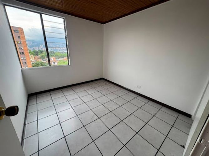 Apartamento de 3 alcobas en arriendo en Loma De Los Bernal, Medellín, 100 m² · foto 13 de 23