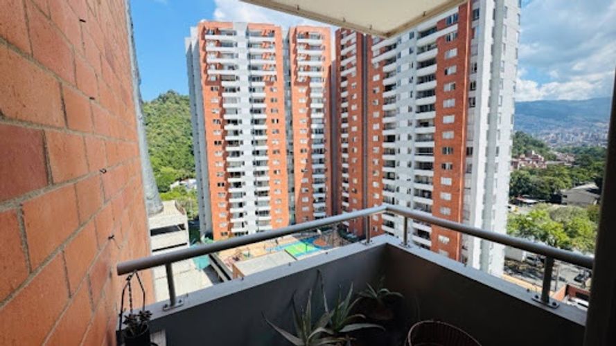 Apartamento de 3 alcobas en arriendo en Los Colores, Medellín, 86 m² · foto 9 de 12
