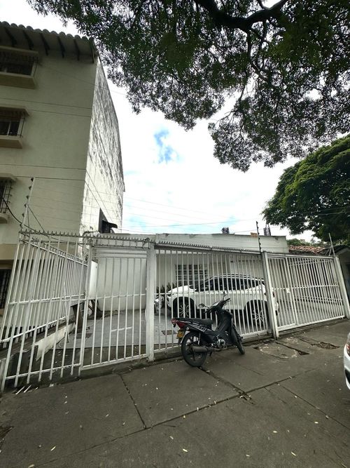 Casa de 6 alcobas en venta en Prados Del Norte, Cali, 260 m² · foto 3 de 9